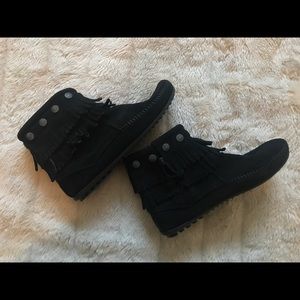 Minnetonka black leather booties size 7.5